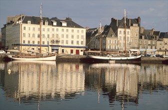 France, Basse Normandie, Cotentin, Cherbourg, port, bassin du commerce, quai Alexandre III, voiliers, bateaux, reflet sur l'eau,