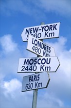 France, Bretagne, Finistere nord, cotes des abers, pointe de corsen, panneau indicateur au bord de la falaise, destinations de villes du bout du monde,