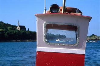 France, Bretagne, Cotes d'Armor, cote du goelo, ploubazlanec, port, cabine de bateau rouge, chapelle au fond,