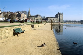 France, Bretagne, Cotes d'Armor, quintin, petite cite de caractere, etang, chateau, eglise, banc public, pigeons,