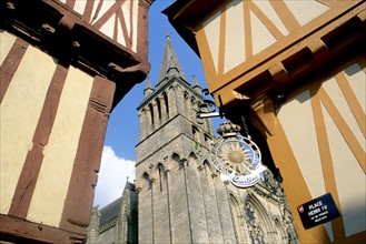 France, Bretagne, Morbihan, Vannes, golfe du Morbihan, place Henri IV, maisons a pans de bois, colombages, habitat traditionnel, cathedrale, enseigne, composition triangulaire,