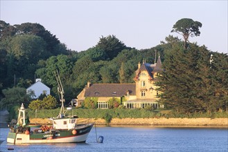 France, Bretagne, Finistere nord, cotes des abers, l'aber benoit, maison, bateau de peche,