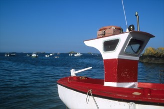 France, Bretagne, Cotes d'Armor, cote du goelo, ploubazlanec, port, cabine de bateau rouge