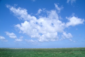 France, Bretagne, Ille et Vilaine, pays de la baie du Mont-Saint-Michel, cherrueix ciel de la baie, nuages,