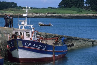 France, Bretagne, Finistere nord, cotes des abers, l'aber wrach, bateau de peche a quai,