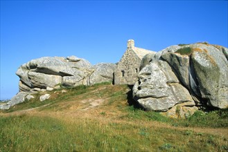 France, Bretagne, Finistere nord, cotes des abers, Kerlouan Meneham, la maison du douanier entre deux rochers, chemin littoral,