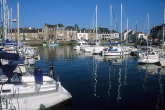 France, Bretagne, Cotes d'Armor, Paimpol, port de plaisance, voiliers, maisons des quais au fond,