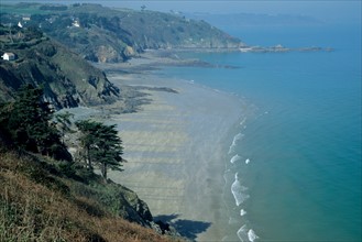 France, Bretagne, Cotes d'Armor, saint brieuc, plage des rosaires, falaises, brume, maree basse,