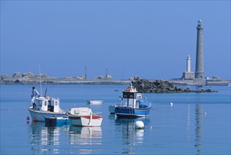 France, Bretagne, Finistere nord, cotes des abers, lilia, autour du phare de l'ile vierge, petits bateaux de peche amarres,