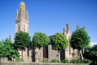 France, Bretagne, Finistere nord, circuit des enclos paroissiaux, enclos paroissial de Lampaul-Guilmillau, clocher, vue generale,