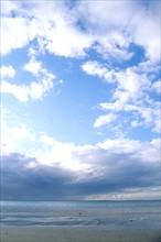 France, Bretagne, Cotes d'Armor, cote d'Emeraude, pleneuf val Andre, ciel nuageux avec une belle eclaircie, de ciel bleu, maree basse,