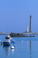 France, Bretagne, Finistere nord, cotes des abers, lilia autour du phare de l'ile vierge, bateau de peche,