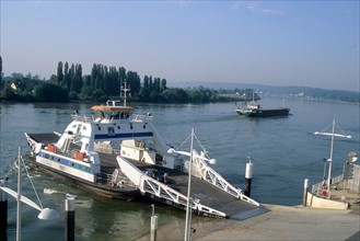 France, Haute Normandie, Seine Maritime, duclair, bac sur la Seine, passage d'un cargo,