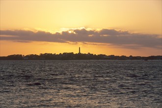 France, Bretagne, Finistere nord, pays du leon, ile de Batz, face a roscoff, coucher de soleil, panorama,