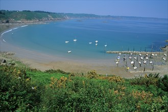 France, Bretagne, Cotes d'Armor, cote du goelo, plouha, port sur pilotis de Gwin Zegal, maree basse,