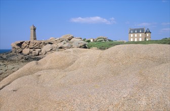 France, Bretagne, Cotes d'Armor, cote de granit rose
phare de pors kamor, rochers aux formes evocatrices, ploumanach, maison du littoral