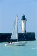 France, Haute Normandie, Seine Maritime, pays de Caux, Saint-Valery-en-Caux, voilier quittant le port, phare digue,
