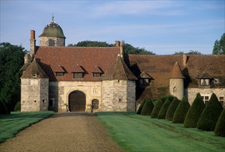 France, Haute Normandie, Seine Maritime, varengeville, manoir d'ango, porterie, entree, chemin, allee bordee d'arbre tailles,