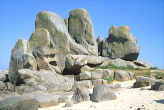 France, Bretagne, Finistere nord, cotes des abers, 
Kerlouan Meneham, rochers aux formes evocatrices, sable blanc,