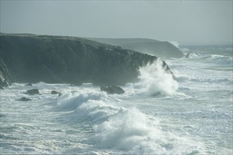 France, Bretagne, Morbihan, tempete sur la cote sauvage
presqu'ile de quiberon, vent, vagues, ecume, falaises, embruns,