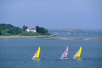 France, Bretagne, Finistere nord, cotes des abers, l'aber wrach, plage, planche a voile, anse, maisons,