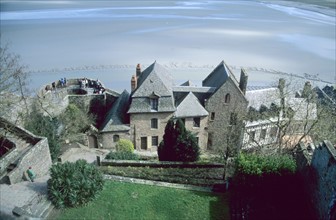 France, Basse Normandie, Manche, pays de la baie du Mont-Saint-Michel, depuis les marches de l'abbaye, habitat, maisons du mont
