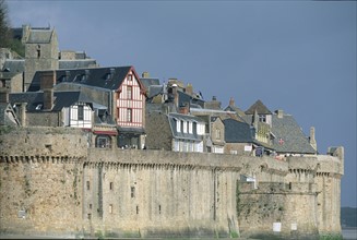 France, Basse Normandie, Manche, pays de la baie, au pied des remparts du Mont-Saint-Michel, remparts, tour, maisons a pans de bois, colombages,