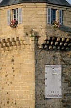 France, Bretagne, Finistere sud, Cornouaille, Concarneau, entree de la ville close, fortification vauban, beffroi, cadran solaire,