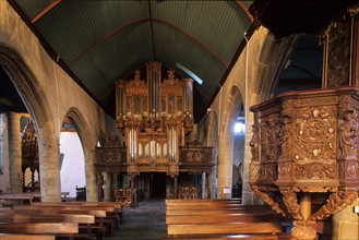 France, Bretagne, Finistere nord, circuit des enclos paroissiaux, enclos paroissial de guilmiliau, nef de l'eglise, chaire sculptee, buffet d'orgue,