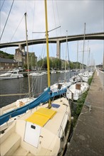 France, Bretagne, Cotes d'Armor, saint brieuc, port du legue, voiliers a quai, pont nationale 12,