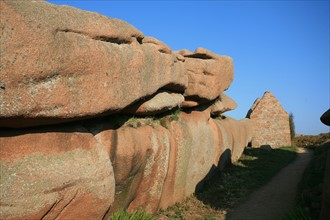 France, Bretagne, Cotes d'Armor, cote de granit rose, ploumanach, rochers aux formes evocatrices,