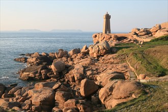 France, Bretagne, Cotes d'Armor, cote de granit rose
phare de pors kamor, rochers