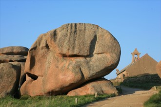 France, Bretagne, Cotes d'Armor, cote de granit rose, ploumanach, chapelle, rocher,