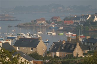 France, Bretagne, Cotes d'Armor, cote de granit rose, ploumanach, port de la Clarte, ar sklerder, bateaux de plaisance et petite peche, maisons,