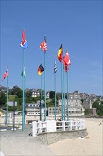 France, Bretagne, Cotes d'Armor, cotes d'Emeraude, saint cast le guildo, la grande plage, parapet, villas au fond, sable, drapeaux,