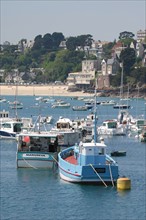 France, Bretagne, Cotes d'Armor, cotes d'Emeraude, saint cast le guildo, port, bateaux amarres, face a la grande plage,
