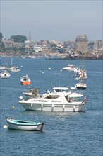 France, Bretagne, Cotes d'Armor, vallee de la rance, au niveau du barrage de la rance
vers la mer, bateaux de plaisance,