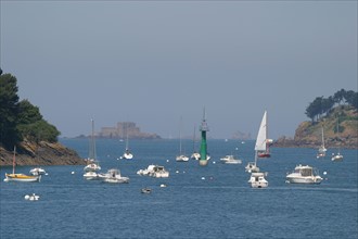 France, Bretagne, Cotes d'Armor, vallee de la Rance, au niveau du barrage de la Rance
vers la mer, bateaux de plaisance,