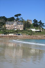 France, Bretagne, Cotes d'Armor, cote de granit rose, perros guirec, plage de trestraou, vague, grande maison, villa, hotel