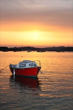 France, Bretagne, Côtes d'Armor, cote de granit rose, Trégastel, petit bateau de plaisance, marée