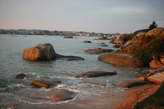 France, Bretagne, Cotes d'Armor, cote de granit rose, Tregastel, rochers, plage, vagues, soleil couchant