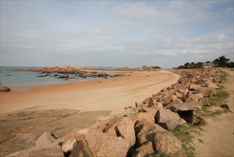 France, Bretagne, Cotes d'Armor, cote de granit rose, Tregastel, rochers, plage, ile Renote