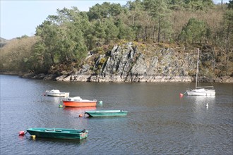 France, Bretagne, Cotes d'Armor, lac de guerledan, caurel, base de loisirs de beau rivage, rocher, barques amarrees,