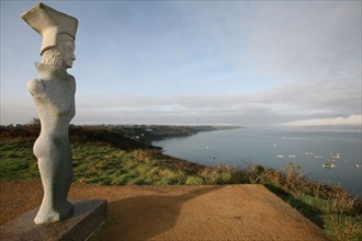 France, Bretagne, Cotes d'Armor, baie de Paimpol, cote du goelo, sentier des douaniers vers port lazo, statue, panorama,