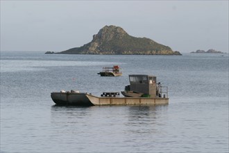 France, Bretagne, Cotes d'Armor, baie de Paimpol, cote du goelo, port lazo, barges d'ostreiculteurs, rocher,