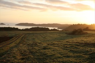 France, Bretagne, Cotes d'Armor, baie de Paimpol, cote du goelo, depuis les hauteurs de saint rion pres de la chapelle sainte barbe, vue sur la pointe de bilfot,