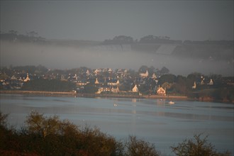 France, Bretagne, Cotes d'Armor, baie de Paimpol, cote du goelo, depuis les hauteurs de saint rion pres de la chapelle sainte barbe, vue sur la pointe brume matinale, de guilben