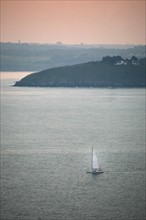France, Bretagne, Cotes d'Armor, baie de saint brieuc, pointe du roselier, voilier quittant le port de legue au petit matin,