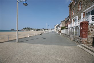 France, Bretagne, Cotes d'Armor, pleneuf val-Andre, la grande plage du val Andre, maisons du front de mer, promenade,