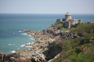 France, Bretagne, Cotes d'Armor, fort la latte pres du cap frehel, chateau, fortifications, falaise, mer, rochers,